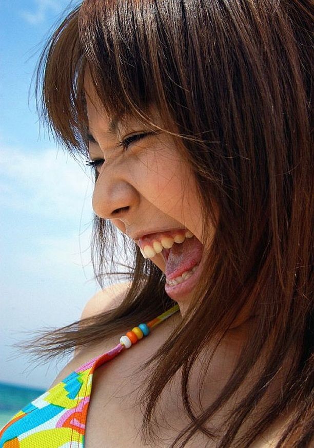Азиатская красотка Чикахо Ито на пляже в бикини нагибается раком и дразнит своими формами