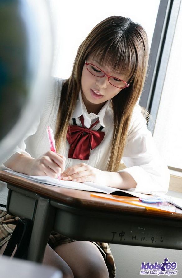Волосатая пизда японки Юме Кимино отлично выглядит без трусиков, когда эта шалунья снимает их в классе