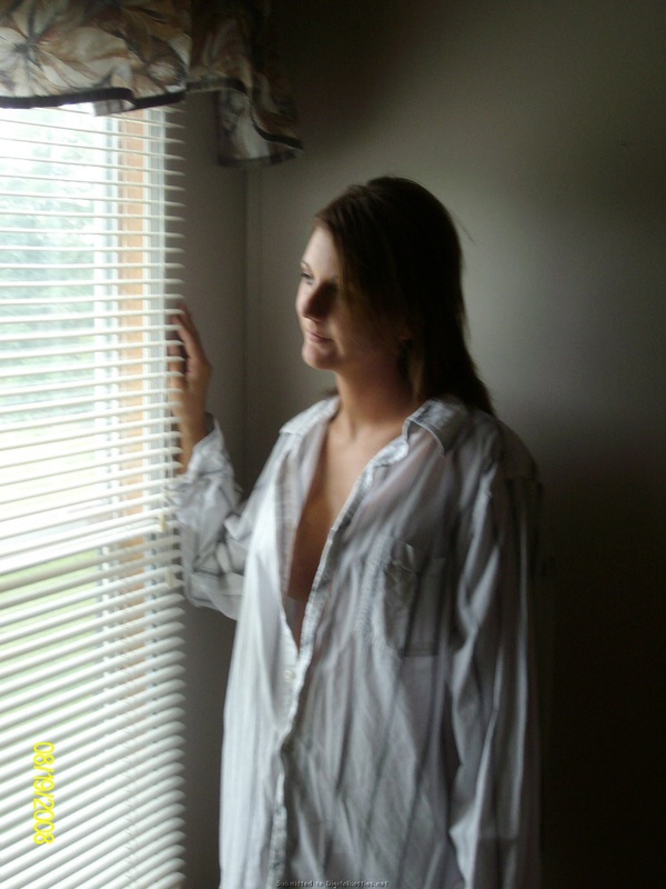 Снимки похотливой латинки в рубашке на голое тело дома