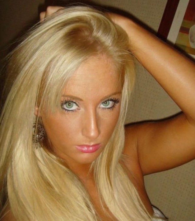 Блондинка с огромными буферами возбудит многих мужчин – она способна понравиться многим
