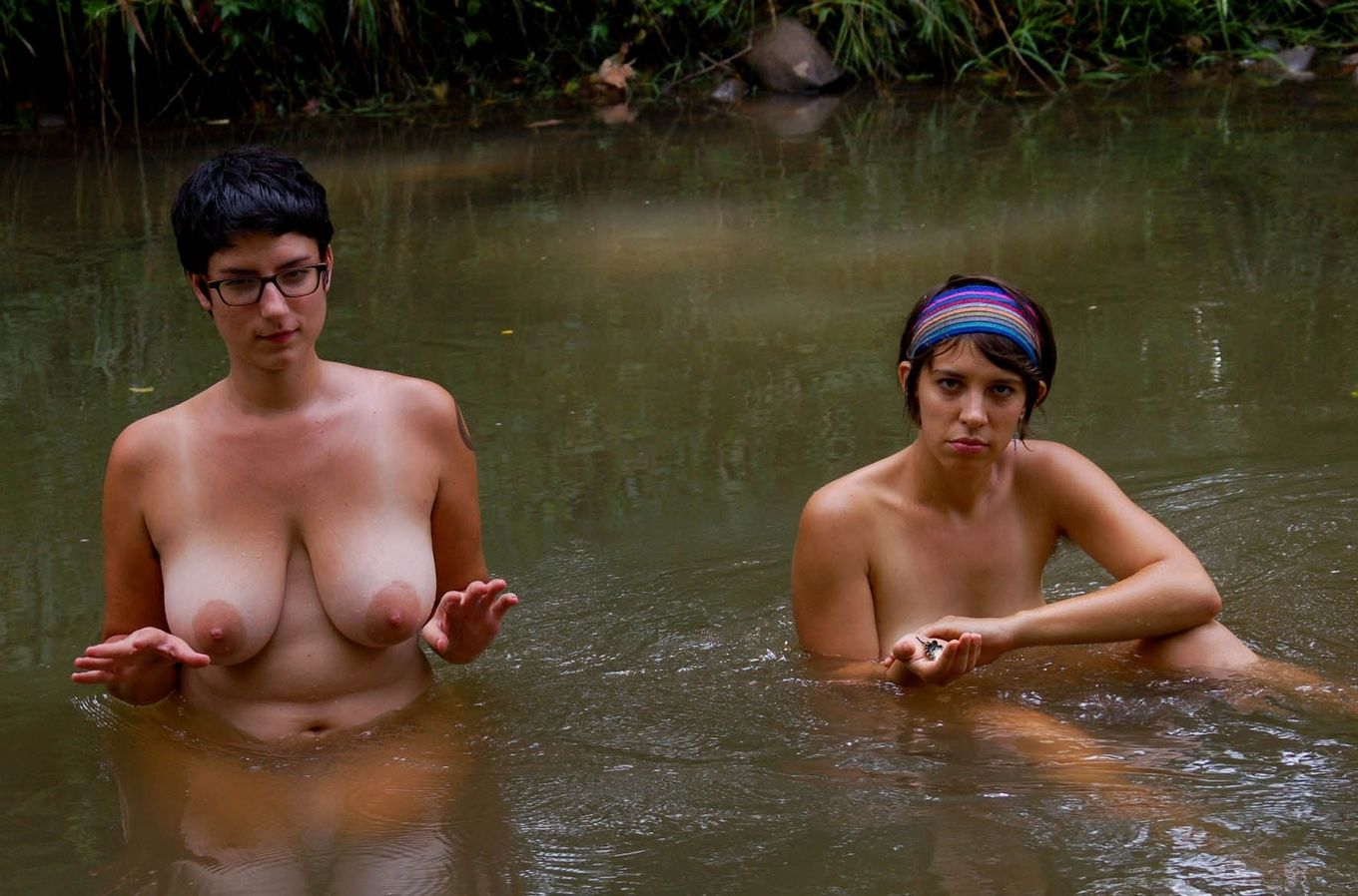 Две смелые дамочки купаются и при этом не стесняются во время того, как их снимают на камеру