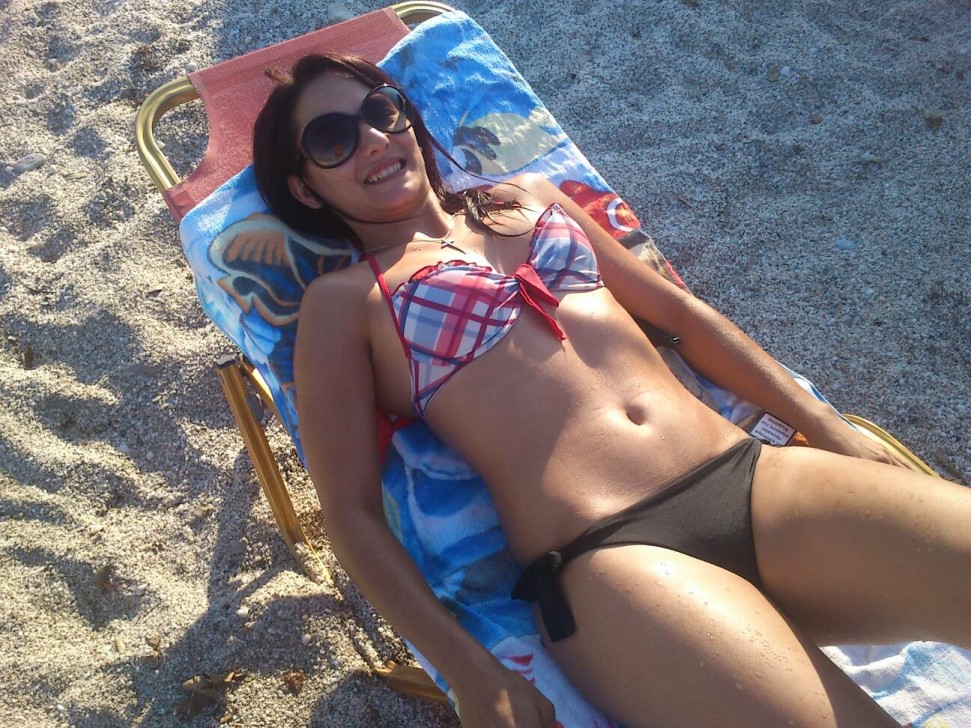 Милая гречанка с красивым телом на пляже