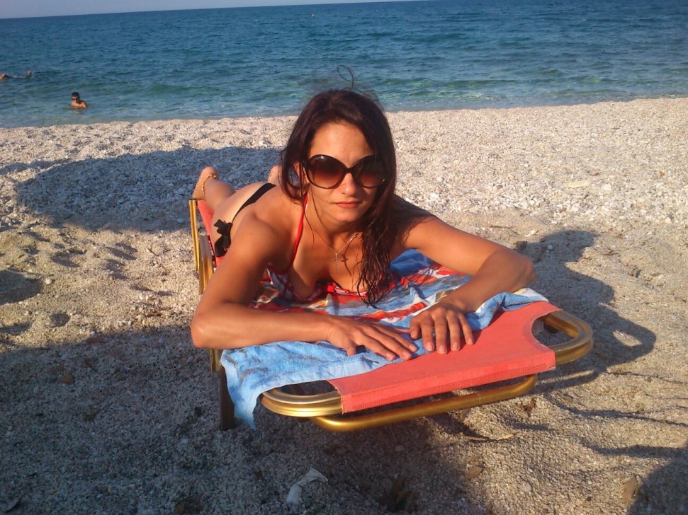 Милая гречанка с красивым телом на пляже
