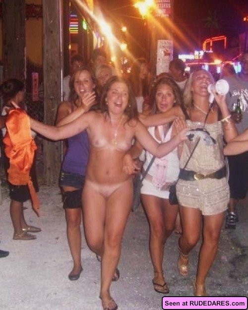 Пьяные девки с удовольствием оголяют свои большие буфера перед незнакомцами, сучки явно хотят траха