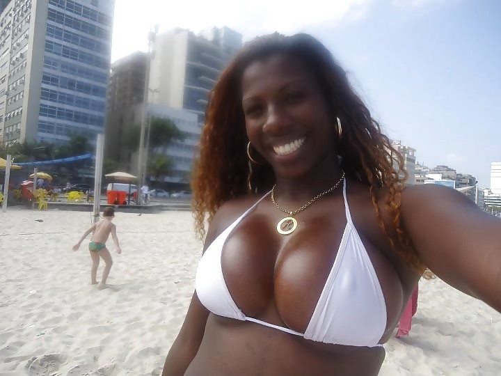 Сексуальная негритянка с пышными формами на пляже