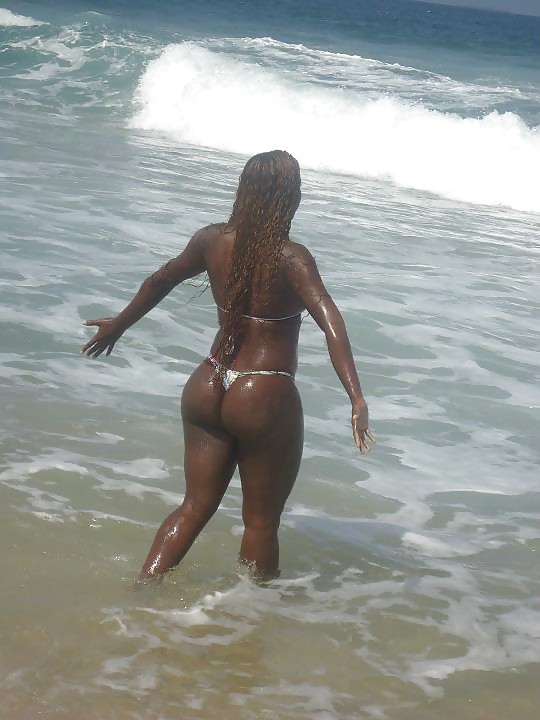 Сексуальная негритянка с пышными формами на пляже