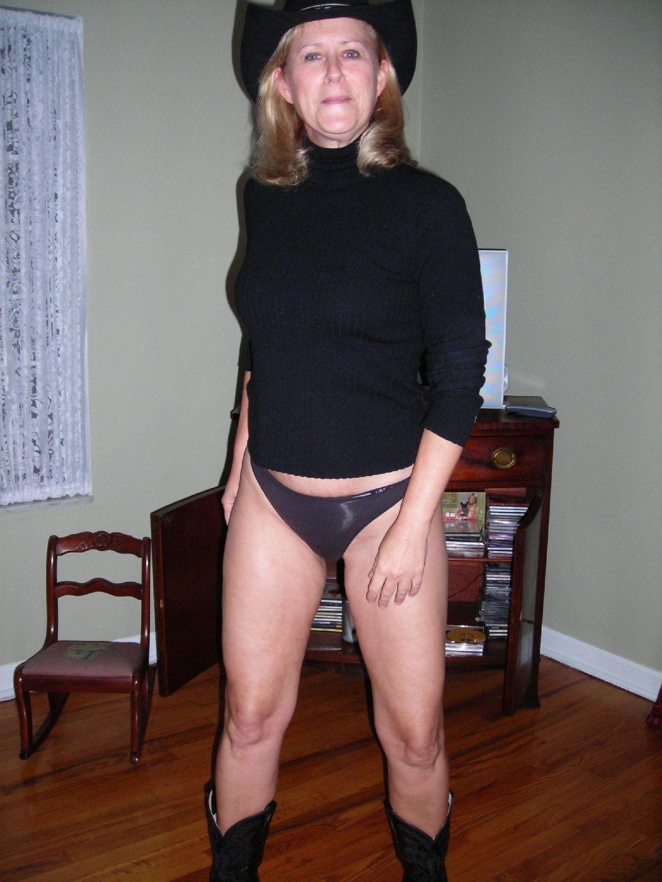 Женщина показывает свое зрелое тело, одевшись в эротический прикид