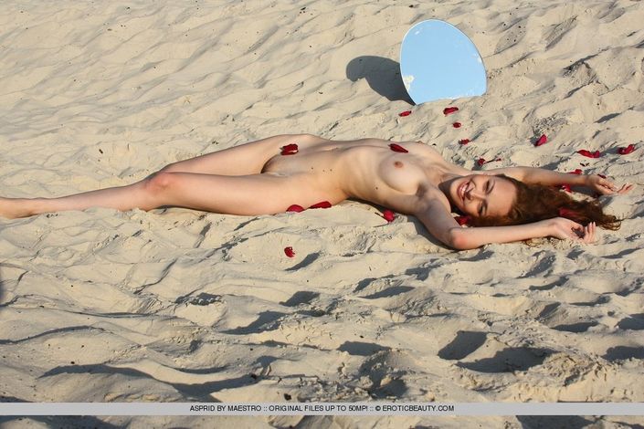На пляже голые девушки занимаются сексом порно фото порева ебли онлайн
