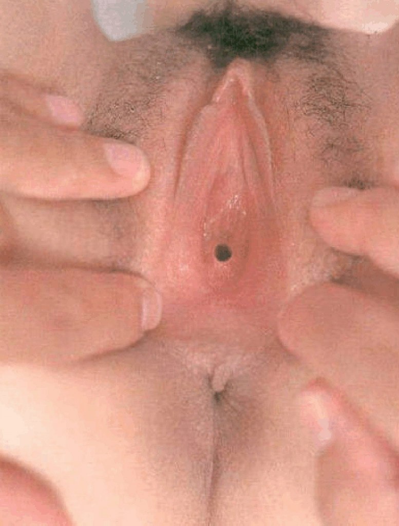 Бесстыжие девушки фотографируют голые вагины крупным  планом