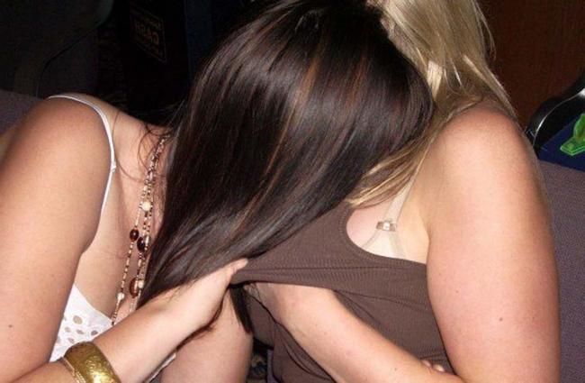 Целуются с лесбиянками пьяные развратницы порно фото