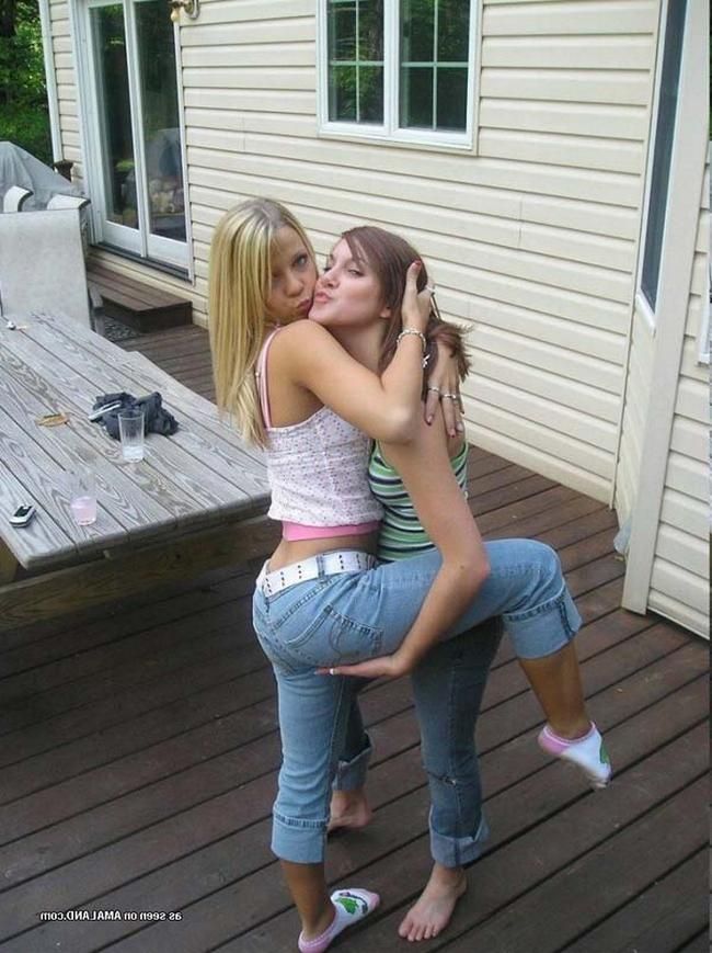 Целуются с лесбиянками пьяные развратницы порно фото