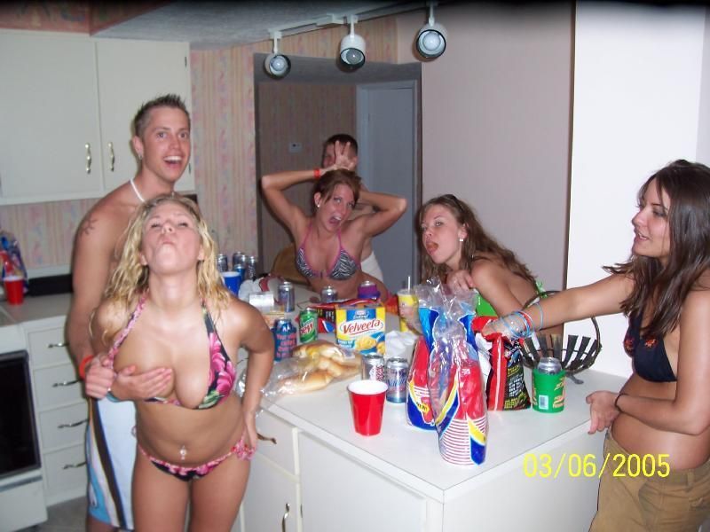 Пьяные американские студентки трахаются на секс вечеринке