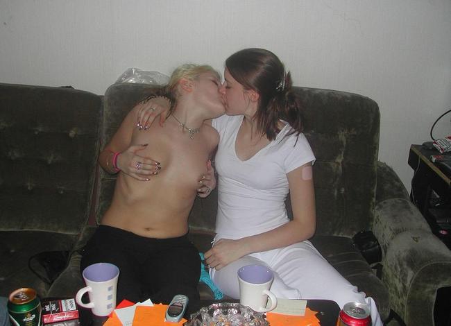 Пьяные куклы лесбиянки с грязными планами порно фото