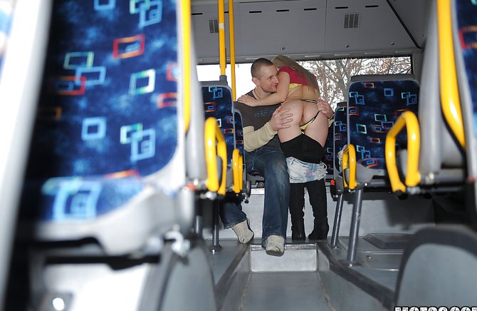 Спортивный мужик и блонда трахаются в автобусе