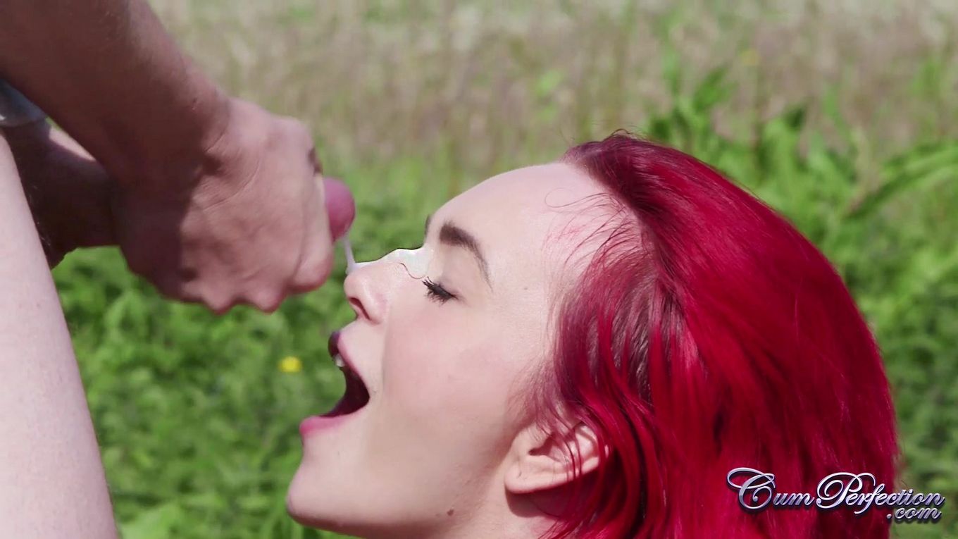 Жасмин Джеймс с красными волосами сосет прямо на природе и добивается спермослива на лицо