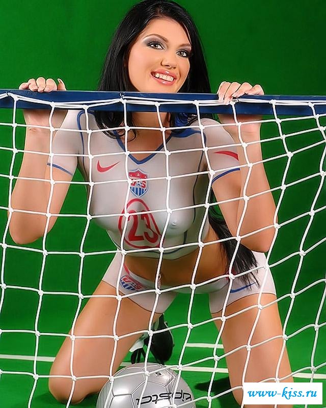 Спортивная дама с мячом у ворот