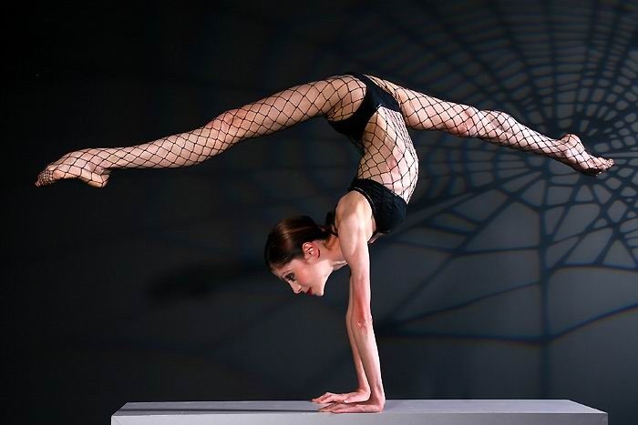Худая балерина демонстрирует свою гибкость